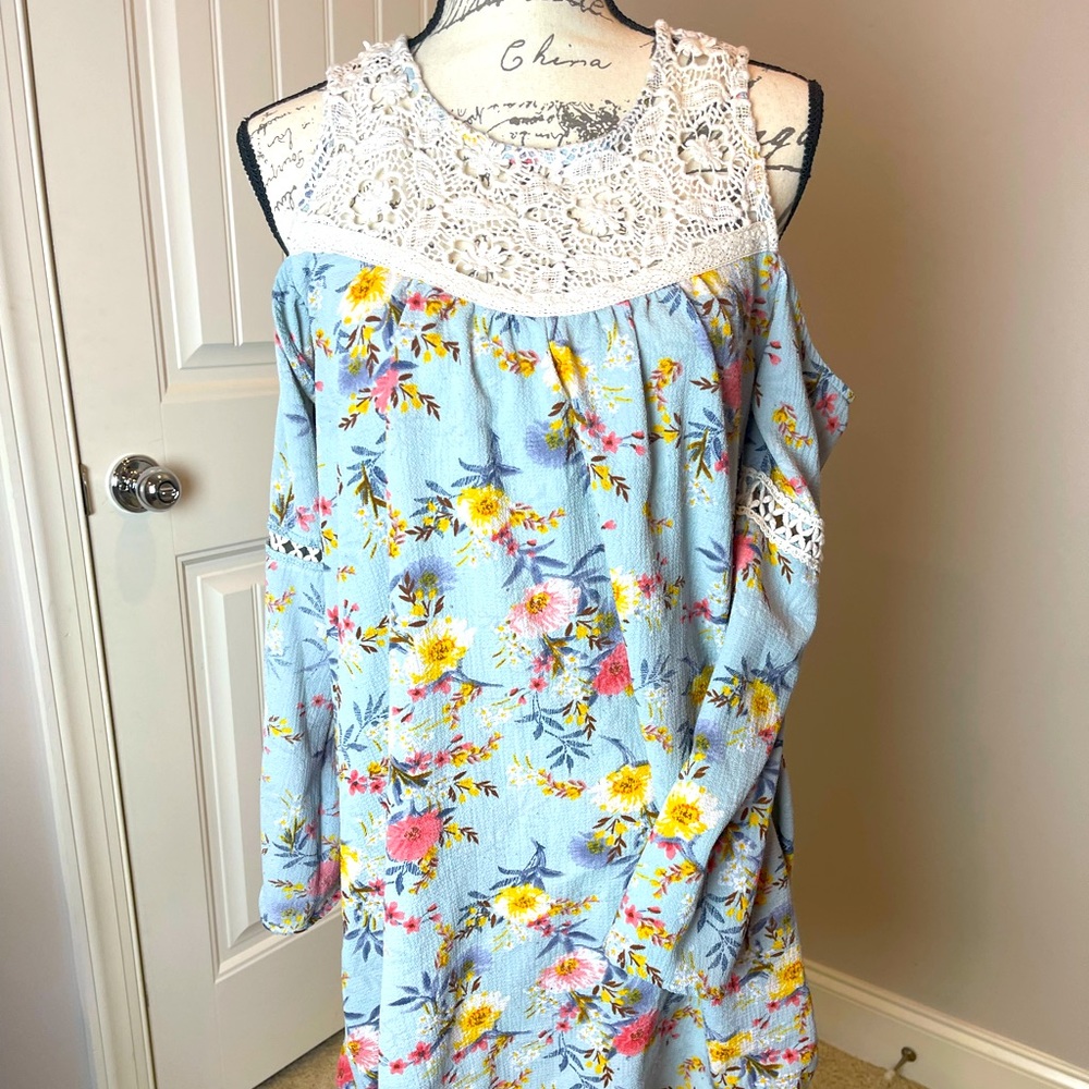Spring boutique dress - Picture 2 of 4
